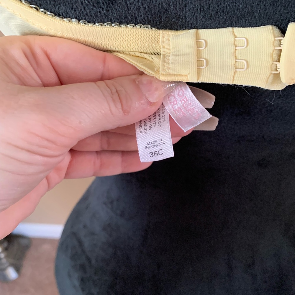 Victoria's Secret Lace Underwire Bra in Cream - Picture 6 of 7